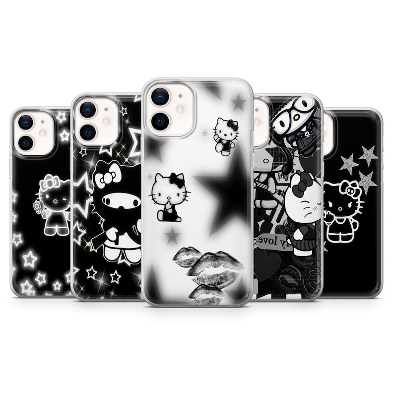 Op de afbeelding: Een verzameling van vijf telefoonhoesjes met zwart-witte ontwerpen. De hoesjes tonen verschillende afbeeldingen, waaronder sterren, het iconische Hello Kitty-personage en lipafdrukken. De hoesjes zijn ontworpen voor een smartphone.