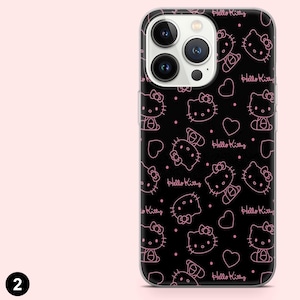 Puede incluir: Funda de tel&eacute;fono negra con un patr&oacute;n repetido de ilustraciones rosas de Hello Kitty, corazones y el texto "Hello Kitty". La funda tiene un borde transparente y est&aacute; dise&ntilde;ada para un tel&eacute;fono inteligente.