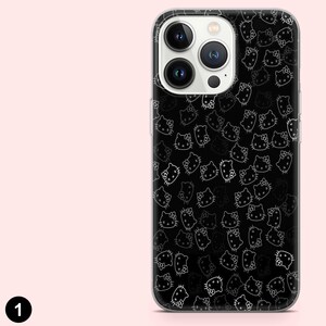 Puede incluir: Funda de tel&eacute;fono negra con un patr&oacute;n repetitivo blanco del rostro de Hello Kitty. La funda tiene un borde transparente y un recorte para la c&aacute;mara. El fondo es rosa claro.