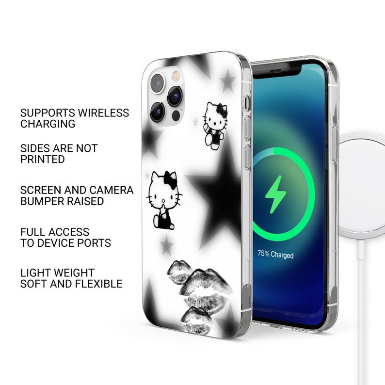 Op de afbeelding: Een transparante telefoonhoes met een zwart-wit ontwerp met sterren, Hello Kitty-figuren en lipafdrukken. Het telefoonscherm toont een oplaadsymbool. Tekst op de hoes luidt "SUPPORTS WIRELESS CHARGING" en "LIGHT WEIGHT SOFT AND FLEXIBLE."