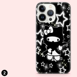 Op de afbeelding: Zwart-witte telefoonhoes met een cartoonkarakterontwerp, tegen een achtergrond van witte sterren op een zwarte achtergrond. De hoes heeft een glanzende afwerking.