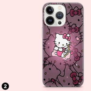 Op de afbeelding: Een doorzichtige telefoonhoes met een herhaald patroon van roze Hello Kitty gezichten en strikken. Een centrale afbeelding toont Hello Kitty als Cupido met pijl en boog. De hoes is ontworpen voor een smartphone.