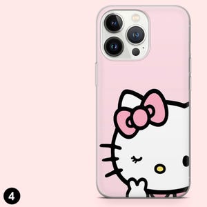 Op de afbeelding: Roze telefoonhoesje met een Hello Kitty-ontwerp. De hoes heeft een transparante rand en een lichtroze achtergrond. Hello Kitty wordt afgebeeld met een roze strik, zwarte snorharen en een gele neus. De telefoonhoes is ontworpen voor een smartphone.