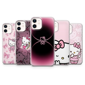 Op de afbeelding: Een verzameling van vijf telefoonhoesjes met Hello Kitty-ontwerpen. De hoesjes tonen verschillende roze en zwarte kleurenschema's, met illustraties van Hello Kitty, strikken en patronen. De hoesjes zijn ontworpen voor een smartphone.