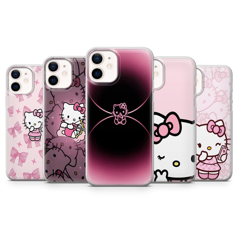 Op de afbeelding: Een verzameling van vijf telefoonhoesjes met Hello Kitty-ontwerpen. De hoesjes tonen verschillende roze en zwarte kleurenschema's, met illustraties van Hello Kitty, strikken en patronen. De hoesjes zijn ontworpen voor een smartphone.