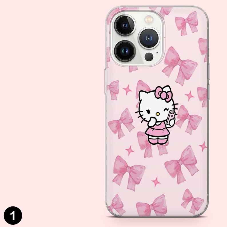 Op de afbeelding: Transparante telefoonhoes met een roze strikpatroon en een Hello Kitty cartoonafbeelding met een telefoon. De hoes heeft een roze achtergrond en een camera-uitsparing.