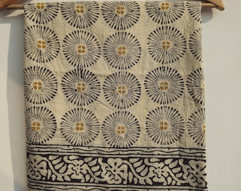 Hand Block Print Sarong - Bio Baumwolle Strand Wrap - Beige & Schwarz Blumen Pareo - Indische Blockprint Sommer Schal - Boho Bikini Cover Up