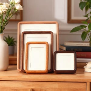 Marco de fotos de madera maciza con esquinas redondeadas, ideal para exhibir sobre la mesa.