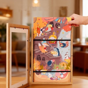 Puede incluir: Obra de arte enmarcada en madera con una escena de bosque caprichosa con ilustraciones coloridas de animales, incluyendo un zorro, un erizo y pájaros. La obra de arte está dividida en tres secciones y se muestra en un marco abierto con bisagras.