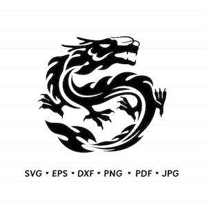 Puede incluir: Una ilustración gráfica negra de un dragón enroscado con garras afiladas y una cola fluida. Debajo del dragón, el texto dice SVG, EPS, DXF, PNG, PDF y JPG, separados por pequeños corazones, indicando los formatos de archivo disponibles.