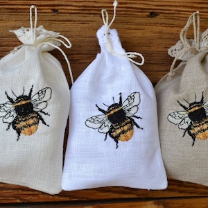 Presentpåse i linne med broderi av honungsbi