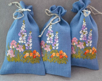 Blaue Lavendel Tasche mit Feldblumen Stickerei, Geschenkbeutel, Beutel mit Spitzen, Raumduft Beutel