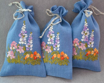 Blauw linnen lavendelzakje met geborduurde veldbloemen, Cadeauzakje, Etui met veters, Huisgeurzakje