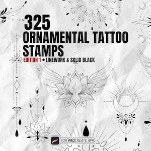Könnte beinhalten: Eine Sammlung von 325 ornamentalen Tattoo-Stempeln mit schwarzen Linien und massiven schwarzen Designs auf strukturiertem weißem Hintergrund. Der Text lautet 325 ORNAMENTAL TATTOO STAMPS EDITION 1 LINEWORK & SOLID BLACK und FOR PROCREATE APP.
