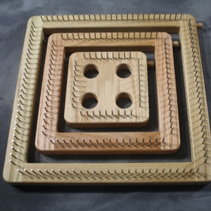 Może przedstawiać: Trzy kwadratowe drewniane ramki z kołkami wokół krawędzi, zagnieżdżone w sobie. Najmniejsza ramka ma cztery otwory w środku.