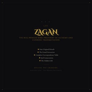 以下が含まれることがあります： 黒い背景と金色のテキストのデジタルPDFグリモワール。タイトルは「ZAGAN」で、その下に「錬金術と狡猾な変容の雄牛の翼を持つ王大統領」というテキストがあります。追加のテキストには、「4つのオリジナル儀式」と「偉大な祈り」が含まれています。