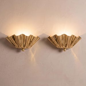 Vägglampa i massiv mässing med pilgrimsmusslor, par, räfflad snäckskalvägglampa i 50-talets moderna design, mässingslampa i Hollywood Regency-stil, räfflad art déco-stil