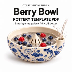Può includere: Una ciotola per bacche in ceramica color crema con motivi di pesci koi e fiori di loto blu, dotata di un cono centrale e un beccuccio laterale. Testo: OZART STUDIO SUPPLY Berry Bowl POTTERY TEMPLATE PDF Step-by-step guide A4 + US Letter.