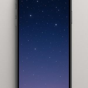 Op de afbeelding: Een zwarte smartphone toont een wallpaper van een sterrenhemel. De achtergrond verloopt van donkerblauw naar paars, met veel witte sterren. Het scherm van de telefoon wordt omlijst door een zwarte rand.