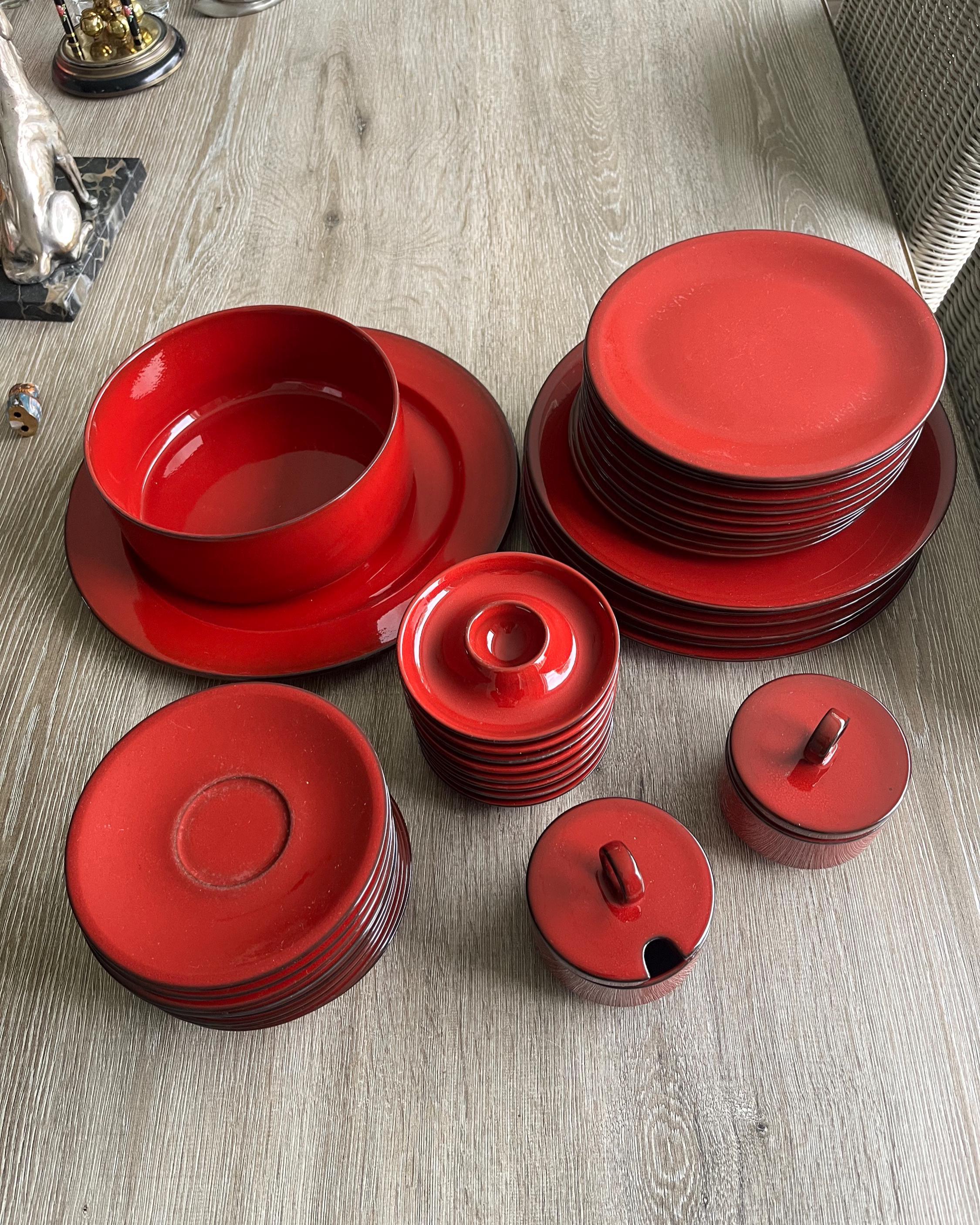 Vintage rotes geschirr