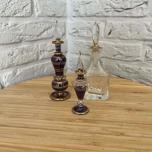 Conjunto de 3 pequenos frascos de perfume vintage feitos à mão.