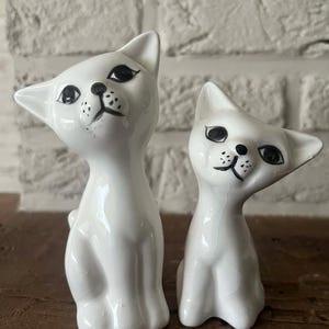 ヴィンテージ エネスコ 白猫の置物 – 1985年 磁器製 しゃがんだ子猫