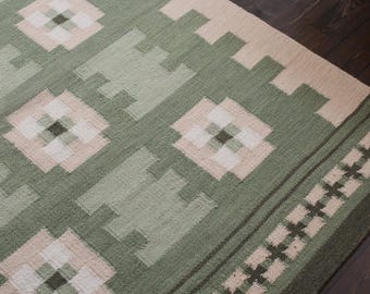 Alfombra Kilim escandinava tejida a mano, de tejido plano, de inspiración sueca / Alfombra de nudos nórdicos / Diseño escandinavo, tejida a mano en verde oliva y beige.
