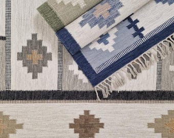 Alfombra Kilim escandinava tejida a mano, de tejido plano, de inspiración sueca / Alfombra de nudos nórdicos / Diseño escandinavo, tejida a mano en verde oliva y beige.