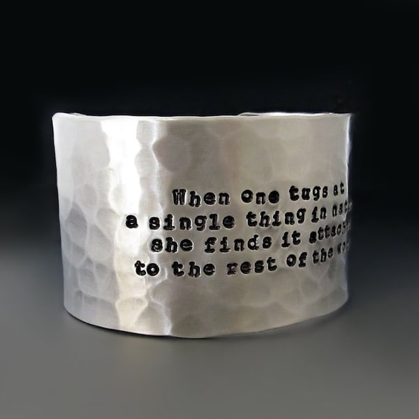 Pulsera de aluminio plateado personalizada de 1,5 pulgadas de ancho / MUCHO TEXTO / Puño martillado personalizado / Regalos de aniversario de joyería personalizados para ella