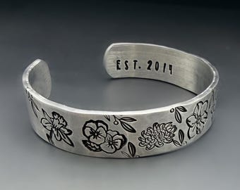 Family Garden Birth Flower Cuff Bracelet, 1/2 inch wide Personalized ALUMINUM Gifts for Mom / Grandmom