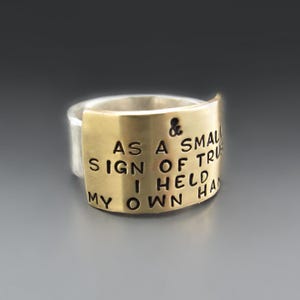 Anillo ancho personalizado de plata de ley y latón dorado / Joyería artesanal personalizada / Regalos para ella / Nombres, fechas y citas estampados a mano