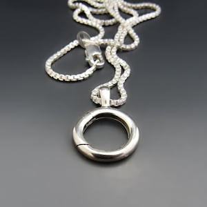 Collar con amuleto de plata esterlina / Soporte para anillo de bodas redondo y liso / Cadena de caja / Cierre de colgante intercambiable y fácil de cambiar