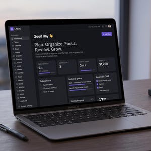 以下が含まれることがあります： LifeOSというタイトルのダークテーマのデジタルダッシュボードが表示されたノートパソコン。画面には「Plan. Organize. Focus. Review. Grow.」というテキスト、タスクリスト、進捗バー、財務データが表示されており、黒いキーボードとトラックパッドが確認できます。