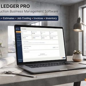 Puede incluir: Un ordenador portátil que muestra la interfaz del software de gestión de empresas de construcción Site Ledger Pro. La pantalla presenta un panel con datos de proyectos, presupuestos, costes, facturas e inventario. Un plano enrollado y un calibre metálico están sobre la mesa.