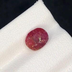Natürlicher afghanischer Rubin von guter Qualität und Reinheit für Ringe und Schmuckstücke mit 1,90 ct.