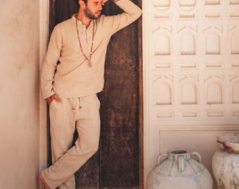 Herren Boho Kleidung Set im japanischen Stil: Stehkragen Hemd Tunika und Hose aus beiger Leinen-Baumwolle, umweltfreundliche Sommer-Resort-Abnutzung