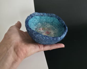 Jabonera artesanal de fieltro – Lana azul turquesa con detalles de seda, soporte para jabón ecológico, regalo inspirado en el océano para el hogar.