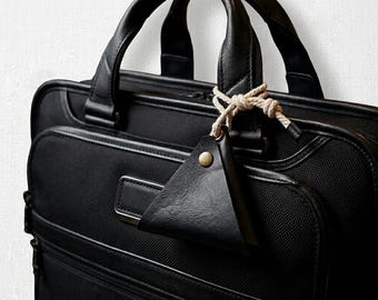 Leren sleutelhanger muntzakje – driehoekige sleutelhouder, minimale munthouder, gepersonaliseerde leren sleutelhanger