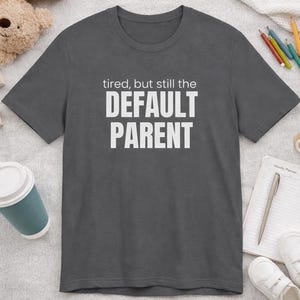 疲れたデフォルトの親Tシャツ、共感できるママライフTシャツ、面白い親へのギフト