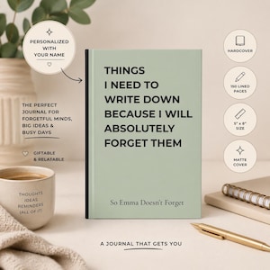 Könnte beinhalten: Ein hellgrünes Hardcover-Journal mit dem Text "THINGS I NEED TO WRITE DOWN BECAUSE I WILL ABSOLUTELY FORGET THEM". Das Journal ist 12,7 cm x 20,3 cm groß, hat 150 linierte Seiten und einen matten Einband. Enthält einen goldenen Stift und eine Kaffeetasse.