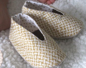 Baby Slippers Sewing Pattern: Snug Fabric Shoes in 7 Sizes (Printable PDF) Tutorial