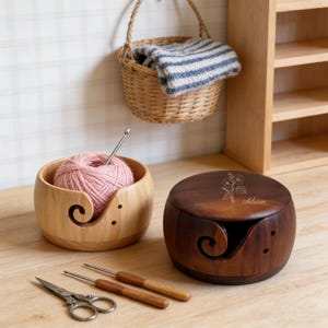 Ciotola per filati in legno personalizzata con coperchio, porta-maglia a forma di fiore con il mese di nascita, ciotola per uncinetto incisa, regalo di San Valentino per magliai