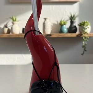 Rode keramische Napolitaanse hoorn met Pulcinella-masker. Kamergeur. Geluksbrenger. Diffuser met stokjes.