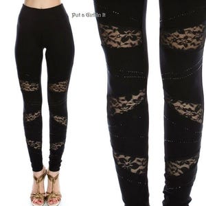 Könnte beinhalten: Schwarze Leggings mit Spitzeneinsätzen und Strasssteinen. Die Leggings haben Spitzendetails an den Oberschenkeln und Unterschenkeln, mit diagonalen Strassstreifen. Der Text "Put a Girl In It" ist oben links sichtbar.
