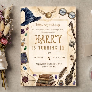 Pode incluir: Um convite de aniversário com tema mágico. O design apresenta um chapéu de mago azul escuro, um pomo de ouro, óculos e outros elementos mágicos. O texto diz "HARRY FAZ 13 ANOS" com a data e hora da festa.