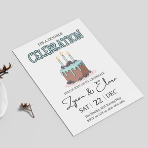 Pu&ograve; includere: Un biglietto d'invito bianco con la scritta "ITS A DOUBLE CELEBRATION" e "Zyron & Elora" con un'illustrazione di torta. La data &egrave; sabato 22 dicembre. L'invito include un contatto RSVP.
