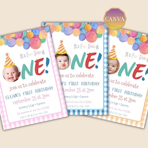 Può includere: Tre inviti per il primo compleanno con una foto del bambino e la scritta "It's Fun Being ONE!". Gli inviti hanno un design a bolle ad acquerello e un bordo a quadretti rosa, blu e arancione. Sono inclusi anche i dettagli della festa.
