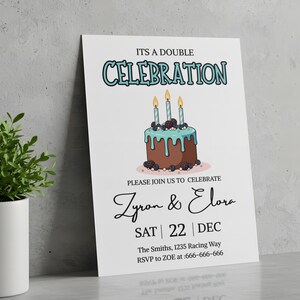 Pu&ograve; includere: Un biglietto d'invito bianco con la scritta "ITS A DOUBLE CELEBRATION" in turchese. Presenta una torta a fumetti con tre candele e i nomi "Zyron & Elora". La data &egrave; sabato 22 dicembre.