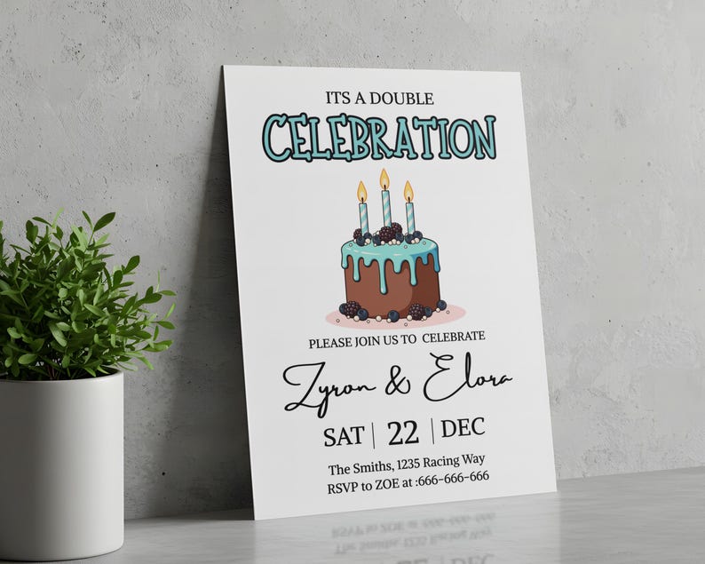 Pu&ograve; includere: Un biglietto d'invito bianco con la scritta "ITS A DOUBLE CELEBRATION" in turchese. Presenta una torta a fumetti con tre candele e i nomi "Zyron & Elora". La data &egrave; sabato 22 dicembre.
