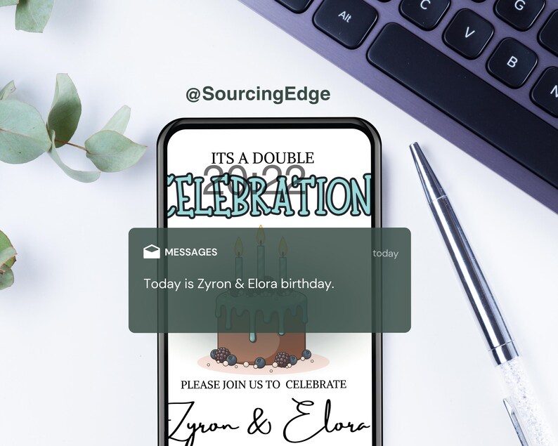 Pu&ograve; includere: Uno smartphone mostra un invito di compleanno. L'invito recita "ITS A DOUBLE CELEBRATION 2022" con un'illustrazione di torta. Una notifica di messaggio dice "Today is Zyron & Elora birthday." Una penna e una tastiera sono sullo sfondo.